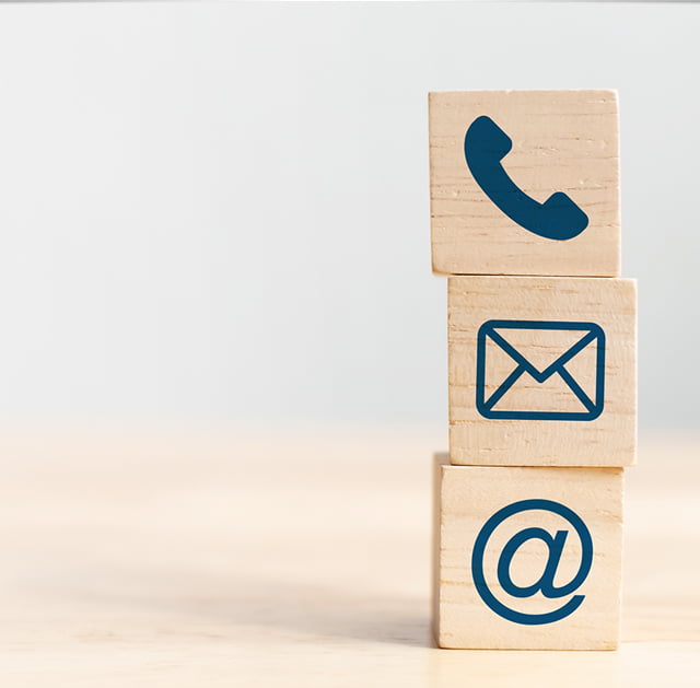 Drei Holzwürfel gestapelt